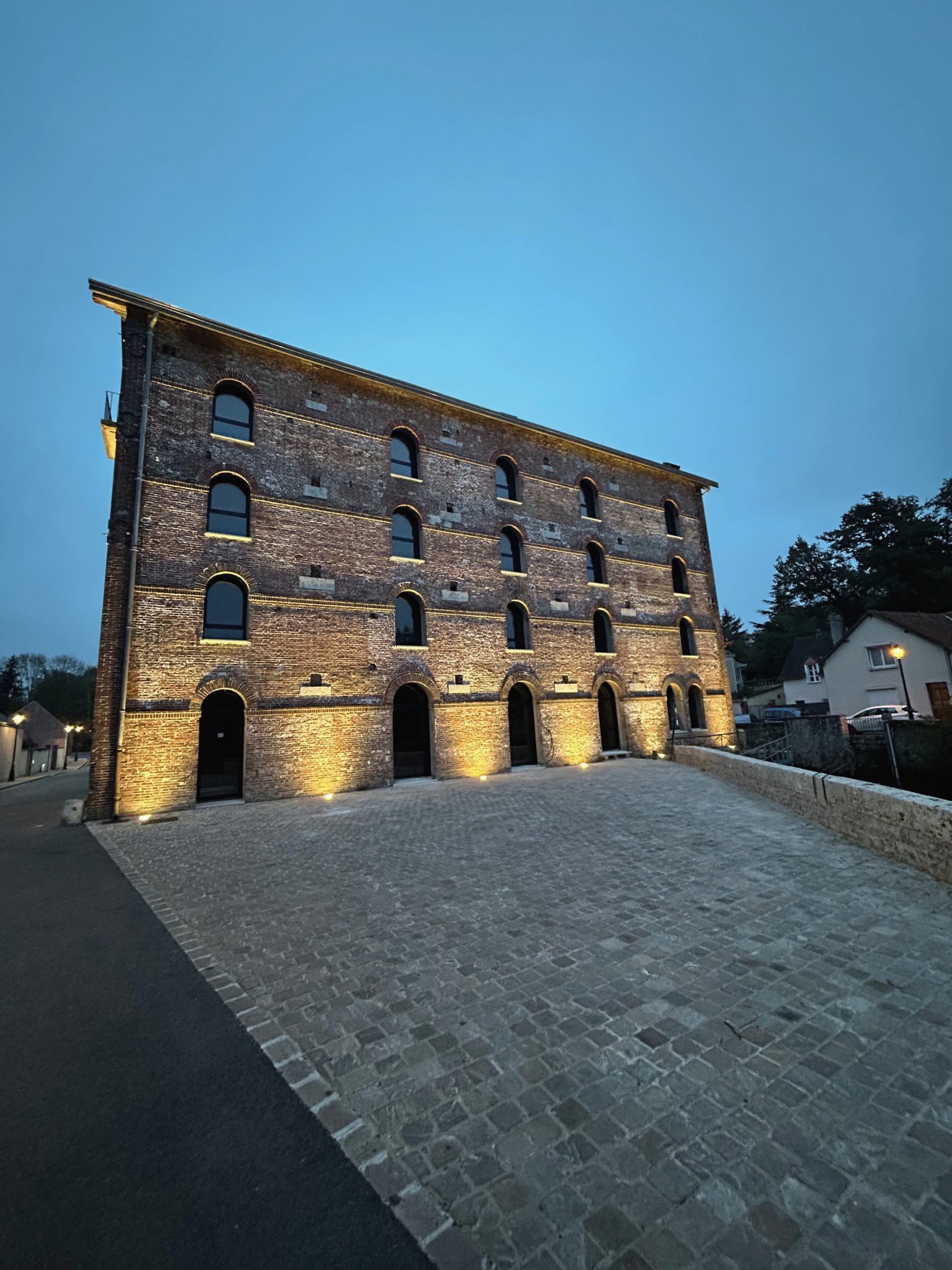 Vue extérieure et de nuit du moulin de Lèves